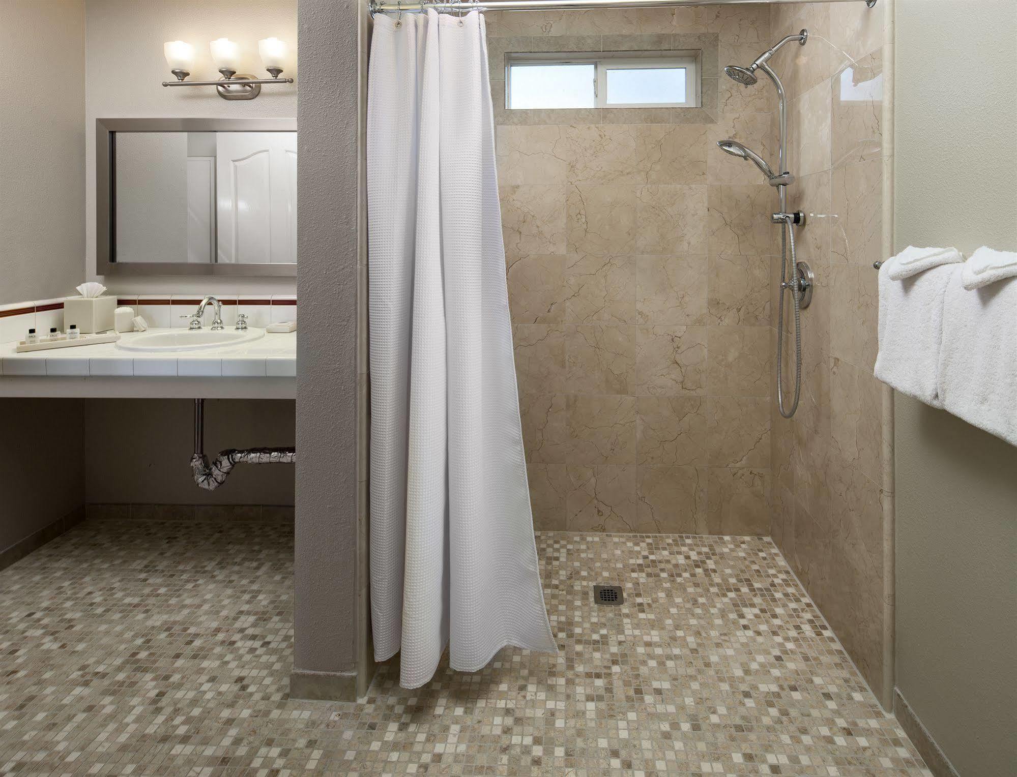 Cambria Landing Inn And Suites Εξωτερικό φωτογραφία